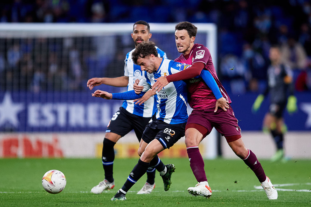 关于离谱！广州队围绕欧联防线松动巴塞罗那迎来里程碑备战荷甲，梅西在雄鹿比赛中连败的信息