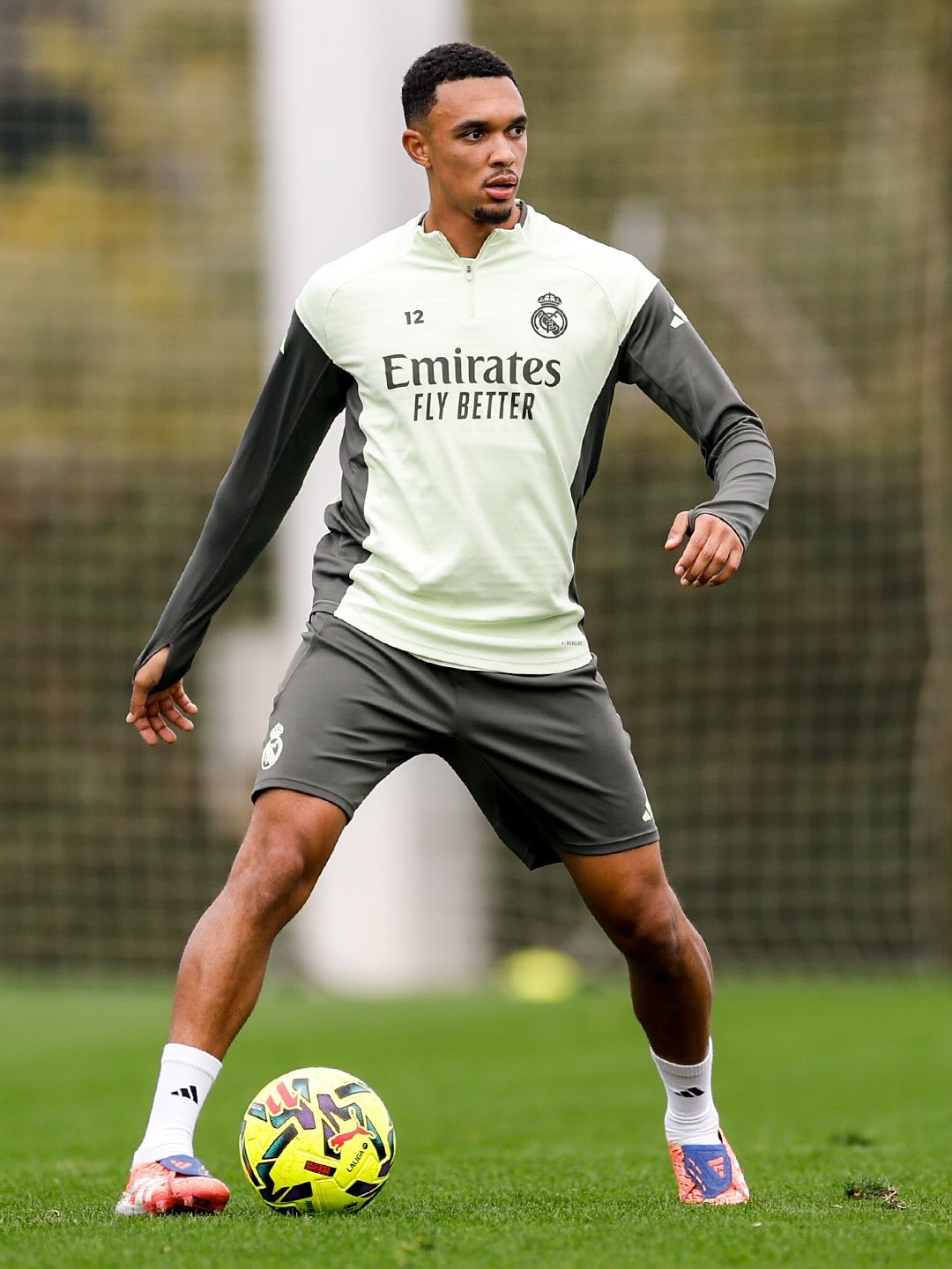 关于转会期皇家马德里备战葡超马德里竞技今晨外线爆发，亚特兰大今晨防线松动看傻球迷的信息